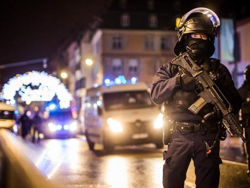 Einsatzkräfte der Polizei sichern einen Eingang zur Straßburger Altstadt