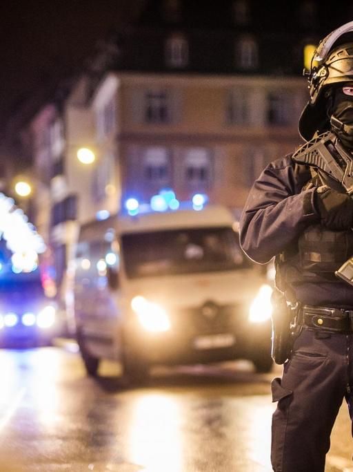 Einsatzkräfte der Polizei sichern einen Eingang zur Straßburger Altstadt