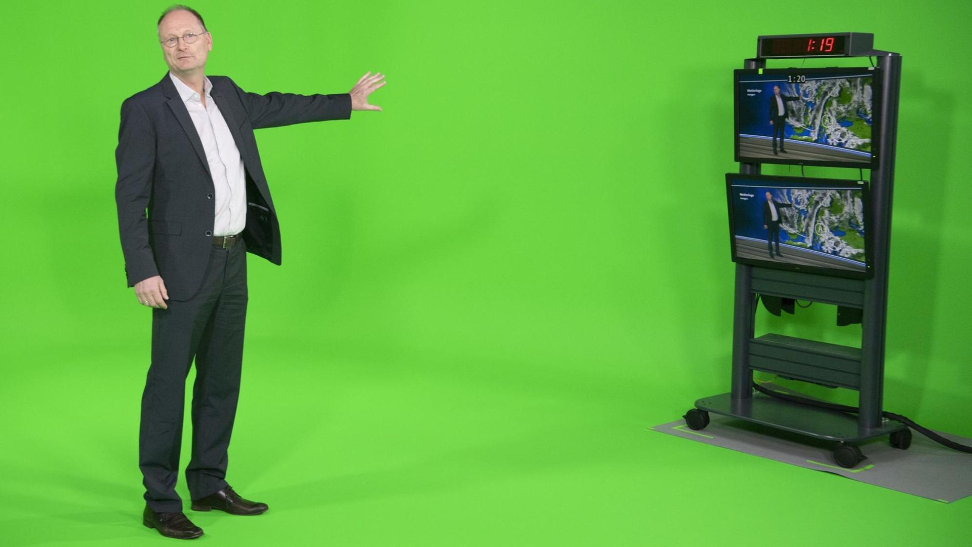 Sven Plöger, Wetter-Moderator der ARD steht im TV-Studio des "ARD-Wetterkompetenzzentrum" beim Hessischen Rundfunk. Sven Plöger, Wetter-Moderator der ARD steht im TV-Studio des "ARD-Wetterkompetenzzentrum" beim Hessischen Rundfunk.