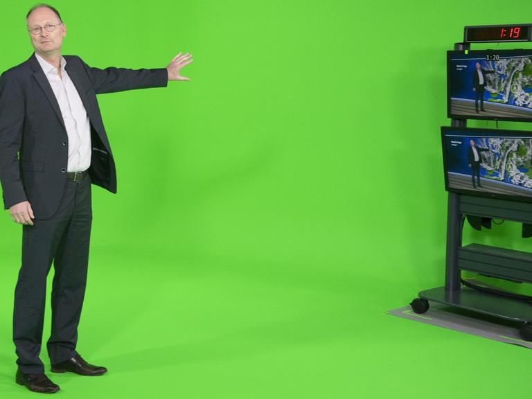 Sven Plöger, Wetter-Moderator der ARD steht im TV-Studio des "ARD-Wetterkompetenzzentrum" beim Hessischen Rundfunk.