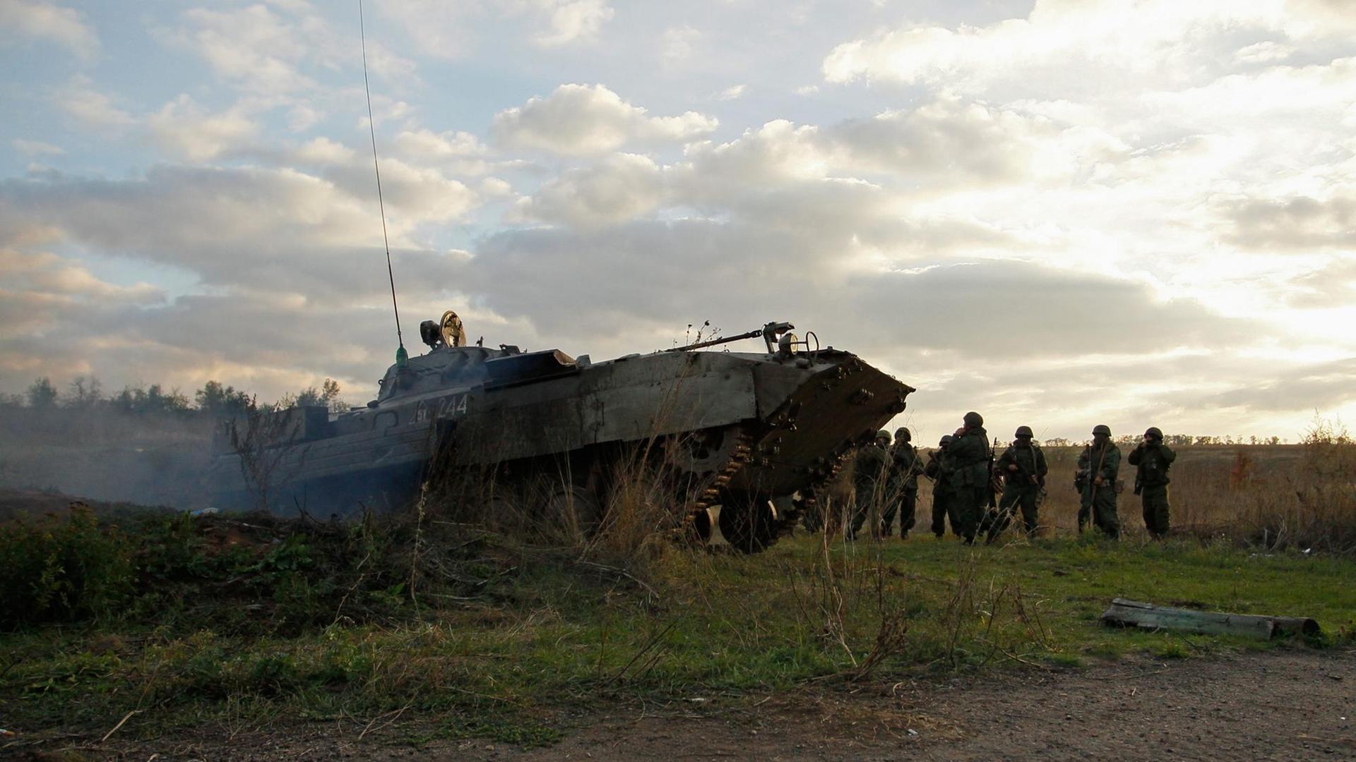 epa05568812 Pro-Russian rebel troops leave their positions during the withdrawal of forces from the front line in Petrovske village, about 50 km from Donetsk, Ukraine, 03 October 2016. Both Ukrain's army and the Russian-backed separatists announced on 01 October the withdrawal of their forces from Petrovske, as part of the demilitarisation agreement signed in September.