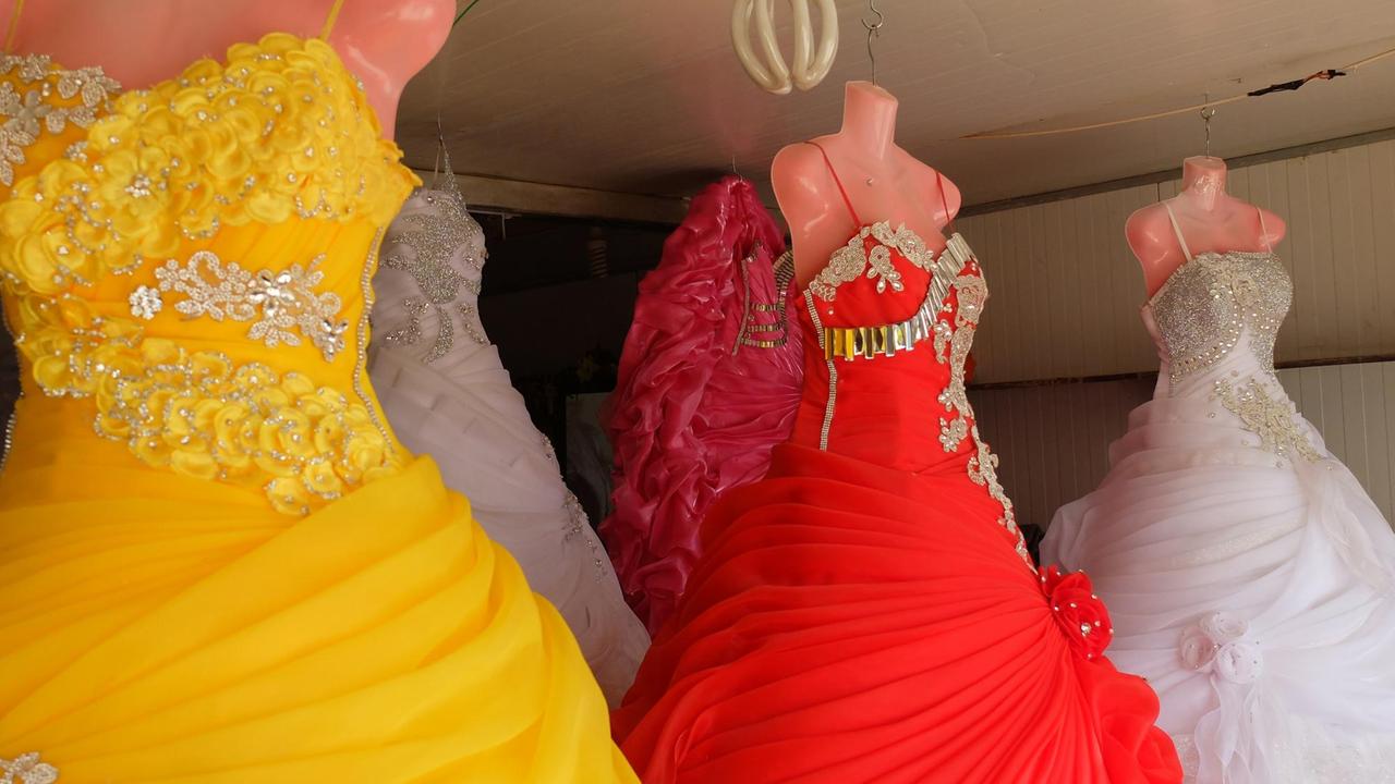 Brautkleider an einem Stand im jordanischen Flüchtlingscamp Zaatari
