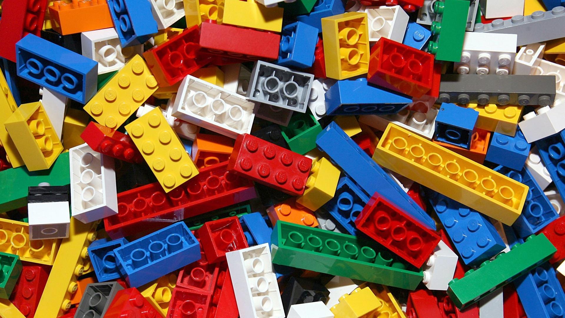 Auf dem Bild sieht man bunte Lego-Steine. Auf dem Bild sieht man bunte Lego-Steine.