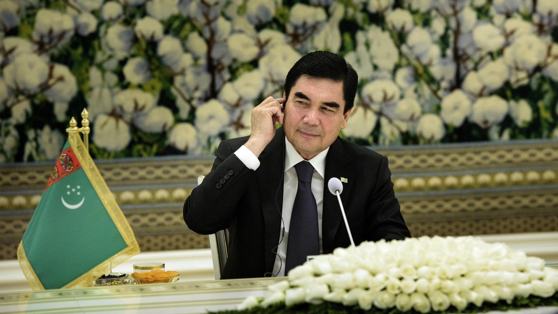 Der turkmenische Präsident Gurbanguly Berdimuchamedow verfolgt eine Rede von US-Außenminister John Kerry. 3. November 2015 in Aschgabat. Der turkmenische Präsident Gurbanguly Berdimuchamedow verfolgt eine Rede von US-Außenminister John Kerry. 3. November 2015 in Aschgabat.