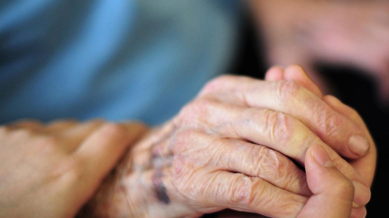 Die Hand einer Seniorin Die Hand einer Seniorin