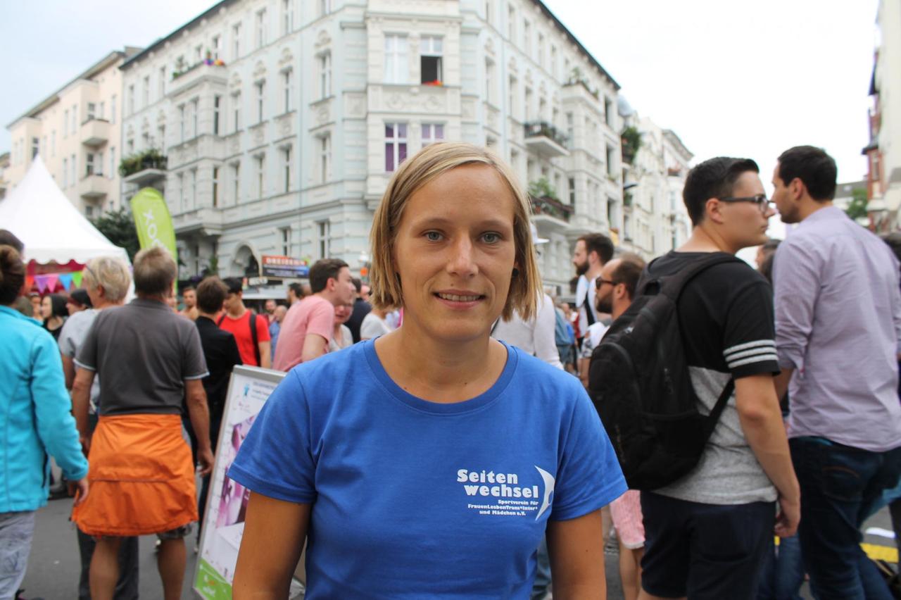 Greta Schabram spielt für den SV Seitenwechsel in Berlin, einem der größten Lesbensportvereine in Europa. Sie kritisiert die Sexualisierung im Frauenfußballs. Greta Schabram spielt für den SV Seitenwechsel in Berlin, einem der größten Lesbensportvereine in Europa. Sie kritisiert die Sexualisierung im Frauenfußballs.