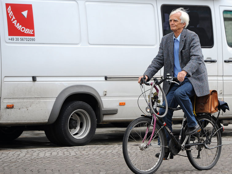 Der damalige stellvertretende Vorsitzende der Bundestagsfraktion Bündnis 90/Die Grünen, Hans-Christian Ströbele im Mai 2010 auf dem Fahrrad in der Nähe des Reichstagsgebäudes in Berlin. Der damalige stellvertretende Vorsitzende der Bundestagsfraktion Bündnis 90/Die Grünen, Hans-Christian Ströbele im Mai 2010 auf dem Fahrrad in der Nähe des Reichstagsgebäudes in Berlin.