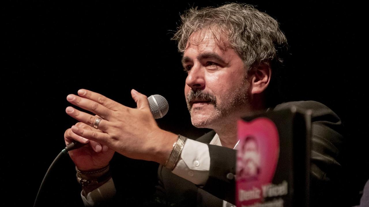 Deniz Yücel, deutsch-türkischer Journalist und Publizist, stellt sein Buch "Agentterrorist" vor, das von seiner Zeit in einem türkischen Gefängnis handelt. Deniz Yücel, deutsch-türkischer Journalist und Publizist, stellt sein Buch "Agentterrorist" vor, das von seiner Zeit in einem türkischen Gefängnis handelt.