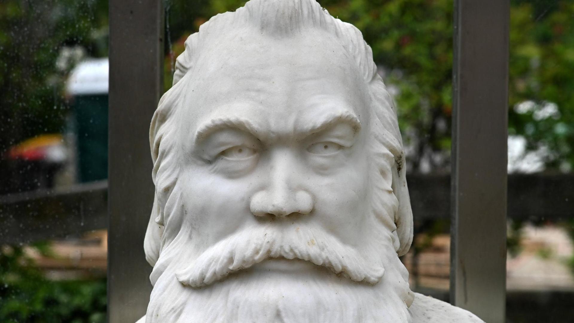 Eine Büste des Komponisten Johannes Brahms steht im Garten des Museums der Stadt Bad Ischl.