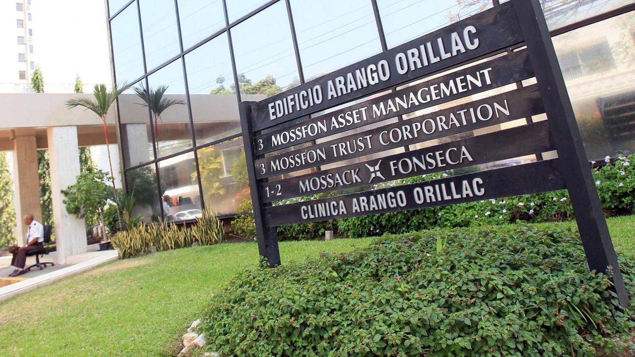 Schild der Kanzlei "Mossack Fonseca" vor einem Geschäftsgebäude in Panama City Schild der Kanzlei "Mossack Fonseca" vor einem Geschäftsgebäude in Panama City