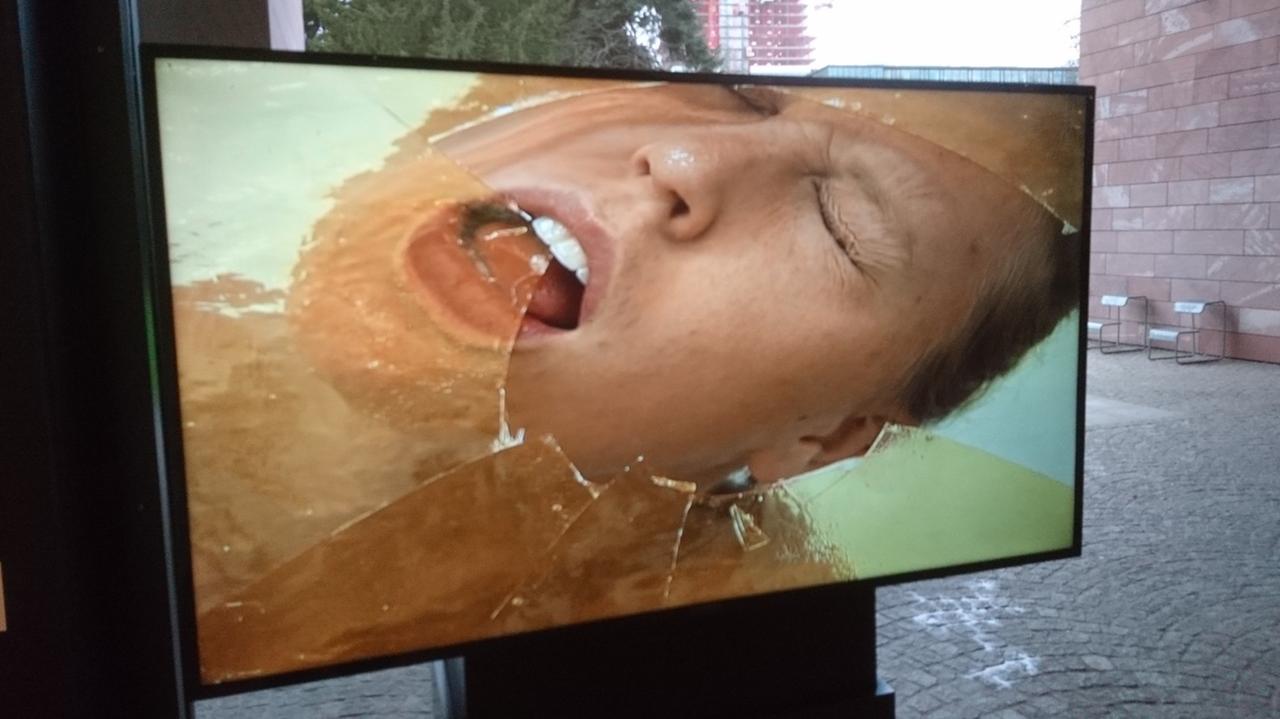Video der australischen Künstlerin Elisabeth Willing über das Schmecken im Museum Tinguely in Basel. Die Künstlerin beißt in eine Scheibe aus Zucker.