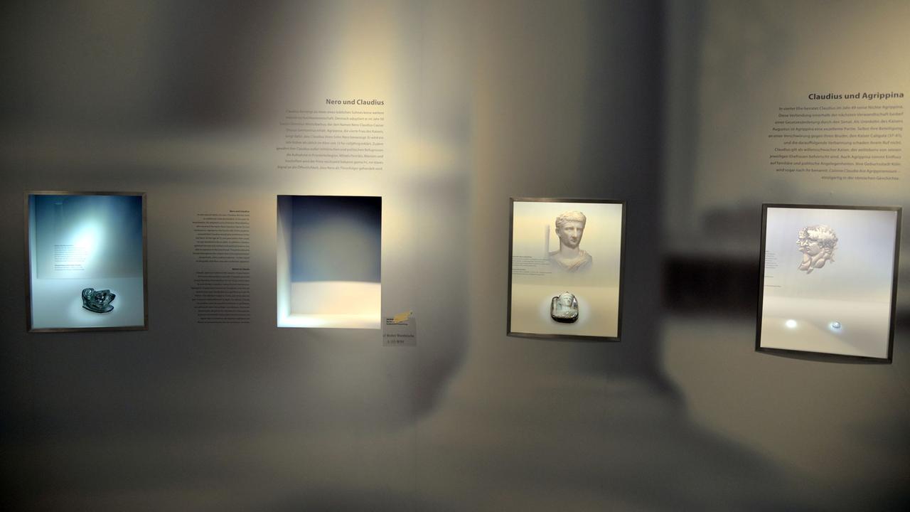 Eine Wand mit eingelassenen Exponaten der Sonderschau "Nero - Kaiser, Künstler und Tyrann" im Rheinischen Landesmuseum Trier. Eine Wand mit eingelassenen Exponaten der Sonderschau "Nero - Kaiser, Künstler und Tyrann" im Rheinischen Landesmuseum Trier.