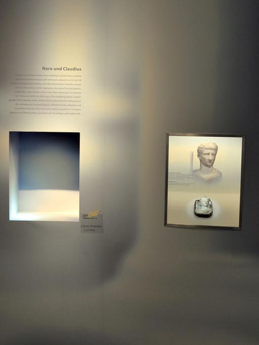 Eine Wand mit eingelassenen Exponaten der Sonderschau "Nero - Kaiser, Künstler und Tyrann" im Rheinischen Landesmuseum Trier.