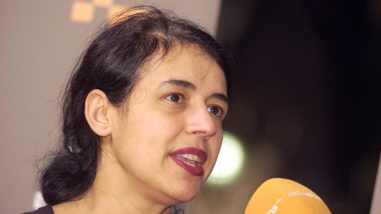Die Filmemacherin Aysun Bademsoy spricht in ein Mikrofon Die Filmemacherin Aysun Bademsoy spricht in ein Mikrofon