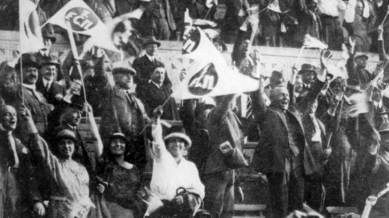 Die Fans vom 1. FC Nürnberg freuen sich am 9.6.1924 über das Tor zum 2:0 im Endspiel um die Deutsche Meisterschaft gegen Hamburger SV.