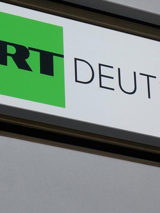Schild des russischen Auslandssenders RT Deutsch in Berlin-Adlershof.