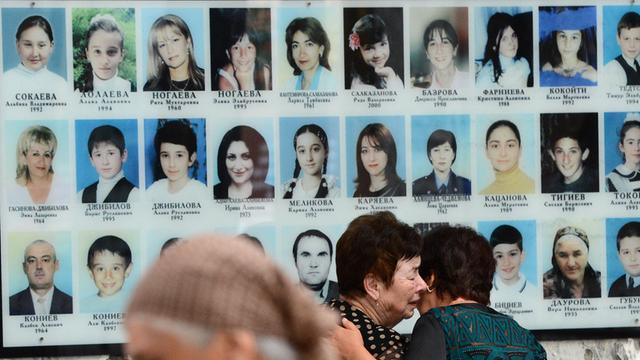 Bewohner von Beslan bei einer Gedenkveranstaltung zum 10. Jahrestag der Geiselnahme in einer Schule (am 1. September 2004), bei der mehr als 300 Menschen starben.