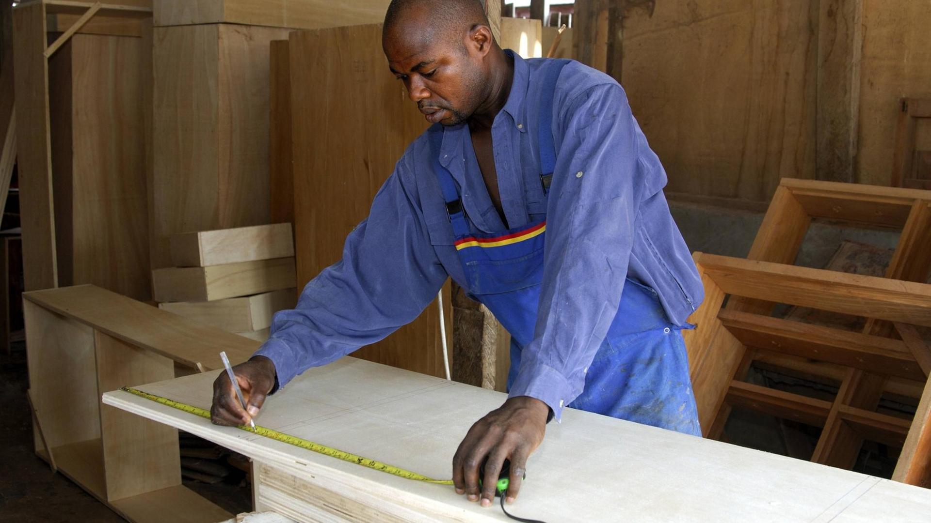Tischler bei der Arbeit in Accra, Ghana Tischler bei der Arbeit in Accra, Ghana