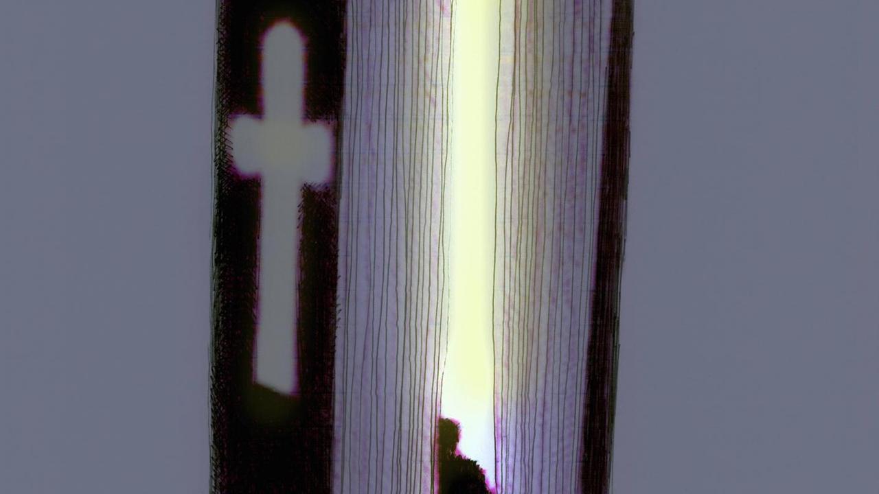 Illustration eines Menschen, der in die leuchtenden Seiten einer geöffneten Bibel eintritt.