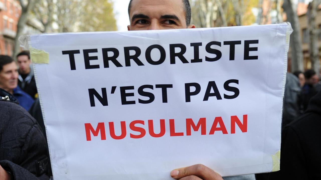 "Terrorist ist nicht gleich Muslim" steht übersetzt auf einem Schild, das ein Demonstrant in Toulouse hochhält "Terrorist ist nicht gleich Muslim" steht übersetzt auf einem Schild, das ein Demonstrant in Toulouse hochhält