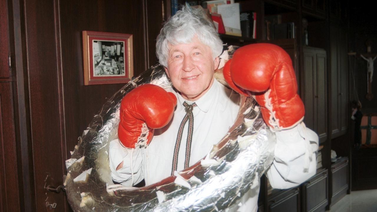 Gotthilf Fischer mit roten Boxhandschuhen und silbernen Siegerkranz 1997. Gotthilf Fischer mit roten Boxhandschuhen und silbernen Siegerkranz 1997.