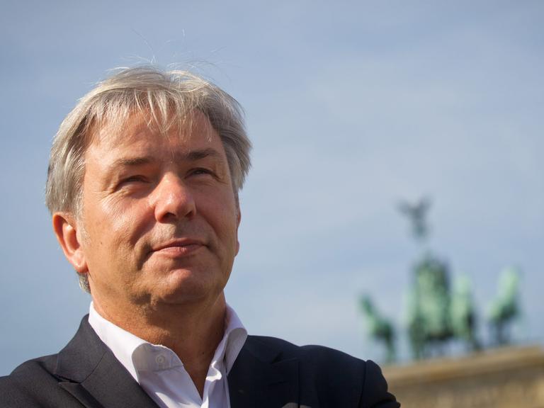 Berlins Regierender Bürgermeister Klaus Wowereit (SPD) vor dem Brandenburger Tor.