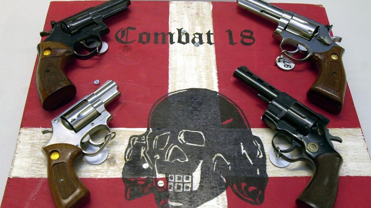 Sichergestellte Waffen und ein Schild der kriminellen Neonazi-Gruppe "Combat 18" liegen am 28.10.2003 im schleswig-holsteinischen Landeskriminalamt (LKA) in Kiel. Im Zuge einer groß angelegten Aktion hat die Polizei die Gruppierung "Combat 18" in Norddeutschland zerschlagen. Nach LKA-Angaben durchsuchten rund 300 Beamte am Morgen des 28.10. gut 50 Wohnungen und Treffpunkte. Sichergestellte Waffen und ein Schild der kriminellen Neonazi-Gruppe "Combat 18" liegen am 28.10.2003 im schleswig-holsteinischen Landeskriminalamt (LKA) in Kiel. Im Zuge einer groß angelegten Aktion hat die Polizei die Gruppierung "Combat 18" in Norddeutschland zerschlagen. Nach LKA-Angaben durchsuchten rund 300 Beamte am Morgen des 28.10. gut 50 Wohnungen und Treffpunkte.