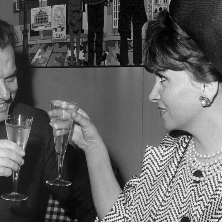 Alfred Bauer begrüßt die italienische Schauspielerin Gina Lollobrigida nach ihrer Ankunft auf dem Flughafen Tegel in Berlin am 02.07.1965 mit einem Glas Sekt.