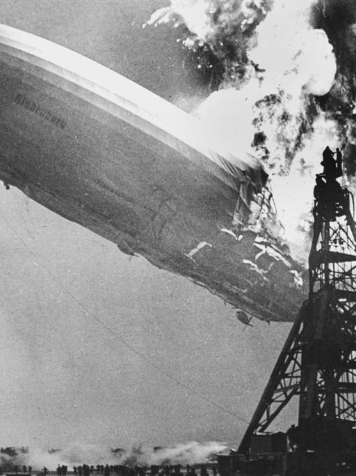 Schwarz-weiß-Aufnahme der brennenden Hindenburg