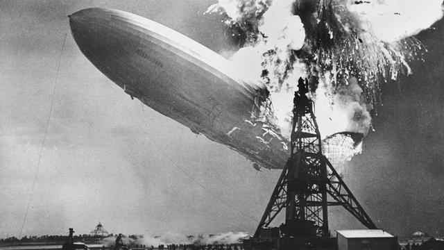 Schwarz-weiß-Aufnahme der brennenden Hindenburg