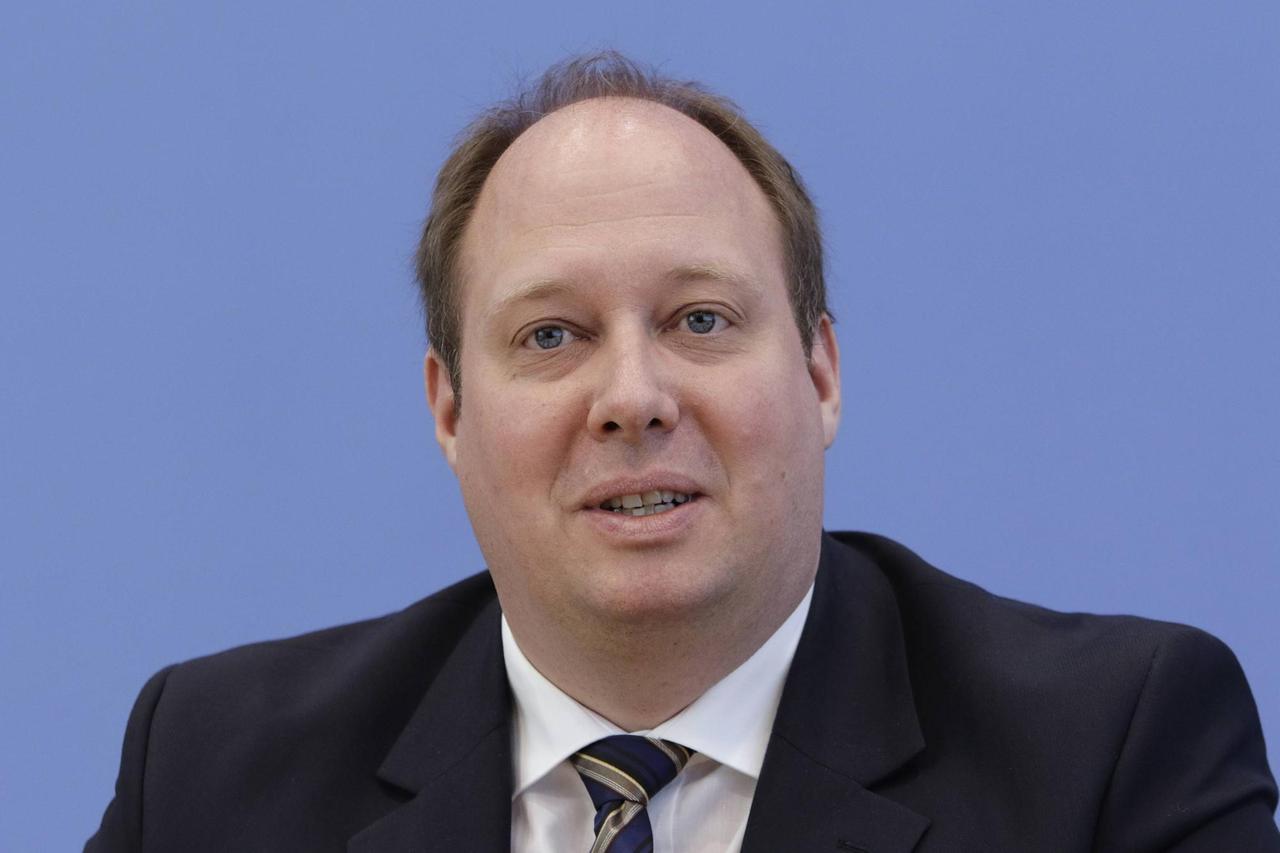 Helge Braun bei einer Pressekonferenz Helge Braun bei einer Pressekonferenz