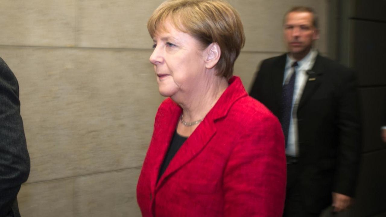 Merkel auf dem Weg zum ZDF-Interview in Berlin Merkel auf dem Weg zum ZDF-Interview in Berlin
