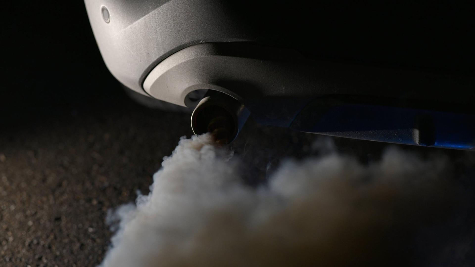 Auspuff mit Abgasen eines Verbrennungsmotors Auspuff mit Abgasen eines Verbrennungsmotors