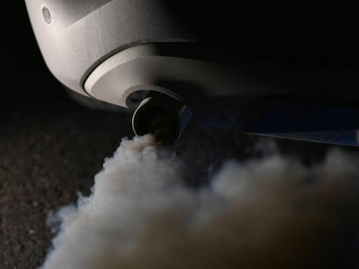 Auspuff mit Abgasen eines Verbrennungsmotors