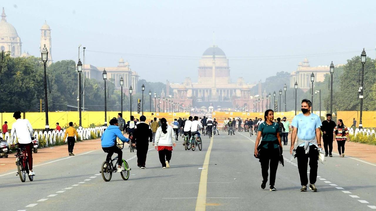 Fußgänger und Fahrradfahrer auf dem Rajpath-Boulevard in Neu-Delhi in Indien, aufgenommen am 28. Februar 2021 Fußgänger und Fahrradfahrer auf dem Rajpath-Boulevard in Neu-Delhi in Indien, aufgenommen am 28. Februar 2021