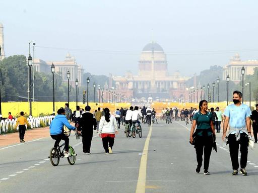 Fußgänger und Fahrradfahrer auf dem Rajpath-Boulevard in Neu-Delhi in Indien, aufgenommen am 28. Februar 2021