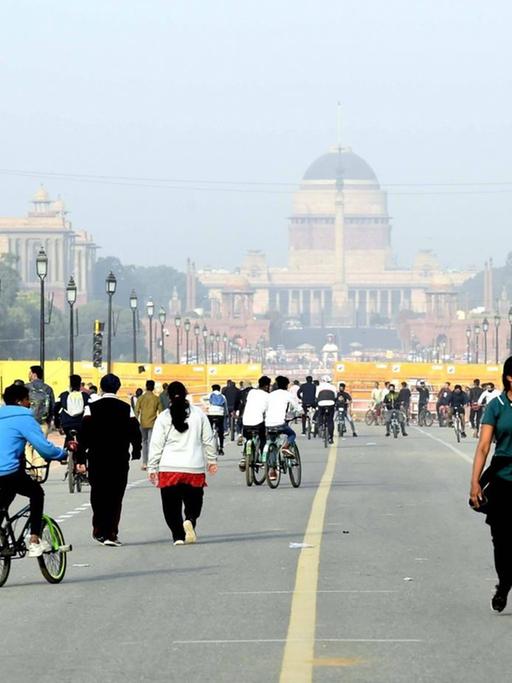 Fußgänger und Fahrradfahrer auf dem Rajpath-Boulevard in Neu-Delhi in Indien, aufgenommen am 28. Februar 2021