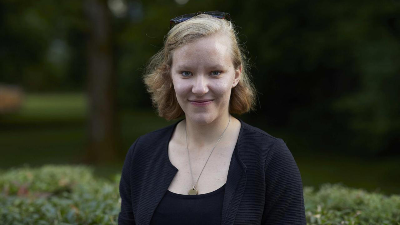 Portrait der Autorin Raphaela Edelbauer draußen im Grünen im Rahmen der 42. Tage der deutschsprachigen Literatur - Ingeborg Bachmannpreis 2018 (Foto Johannes Puch / www.johannespuch.at) Portrait der Autorin Raphaela Edelbauer draußen im Grünen im Rahmen der 42. Tage der deutschsprachigen Literatur - Ingeborg Bachmannpreis 2018 (Foto Johannes Puch / www.johannespuch.at)