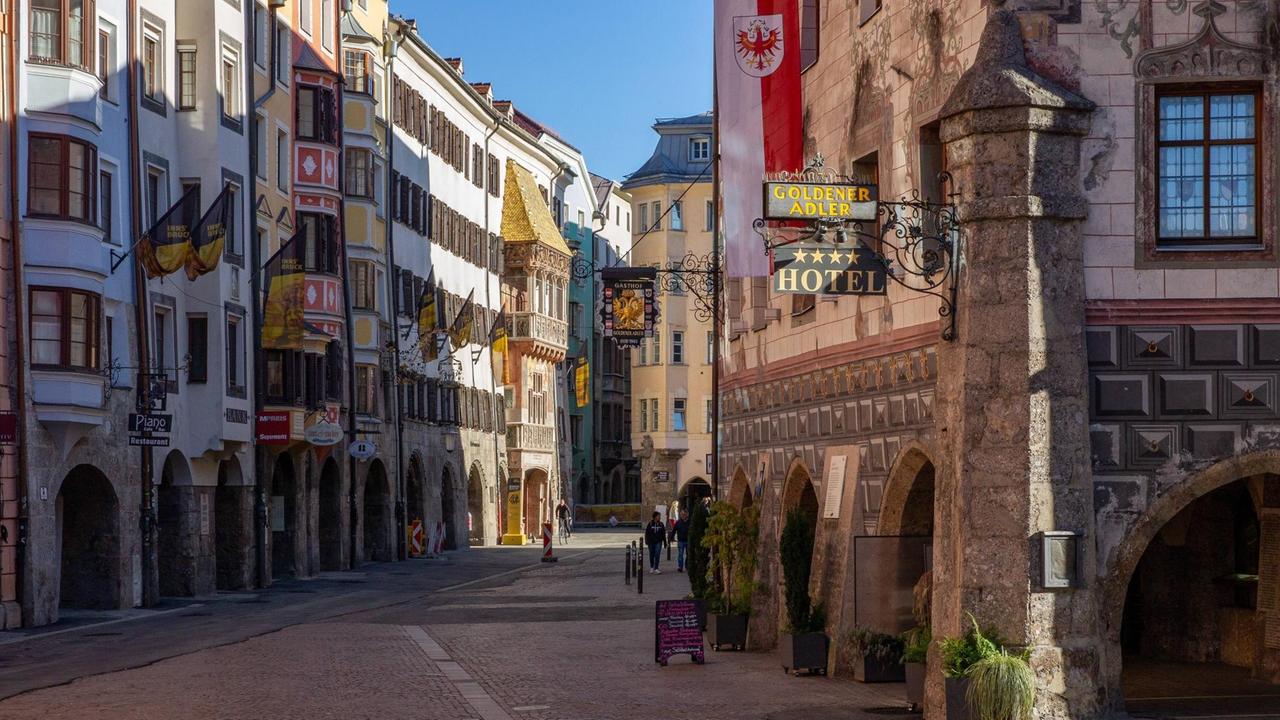 Die Altstadt von Innsbruck Mitte November. Seit 17.11. gelten in Österreich wegen der Coronavirus-Pandemie Ausgangsbeschränkungen. Die Altstadt von Innsbruck Mitte November. Seit 17.11. gelten in Österreich wegen der Coronavirus-Pandemie Ausgangsbeschränkungen.