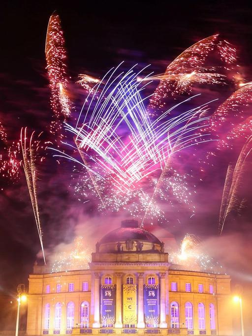 Mit einem Feuerwerk auf dem Opernhaus am Theaterplatz feiern die Chemnitzer die Ernennung als Kulturhauptstadt 2025. Chemnitz wird Deutschland als europäische Kulturhauptstadt 2025 vertreten.