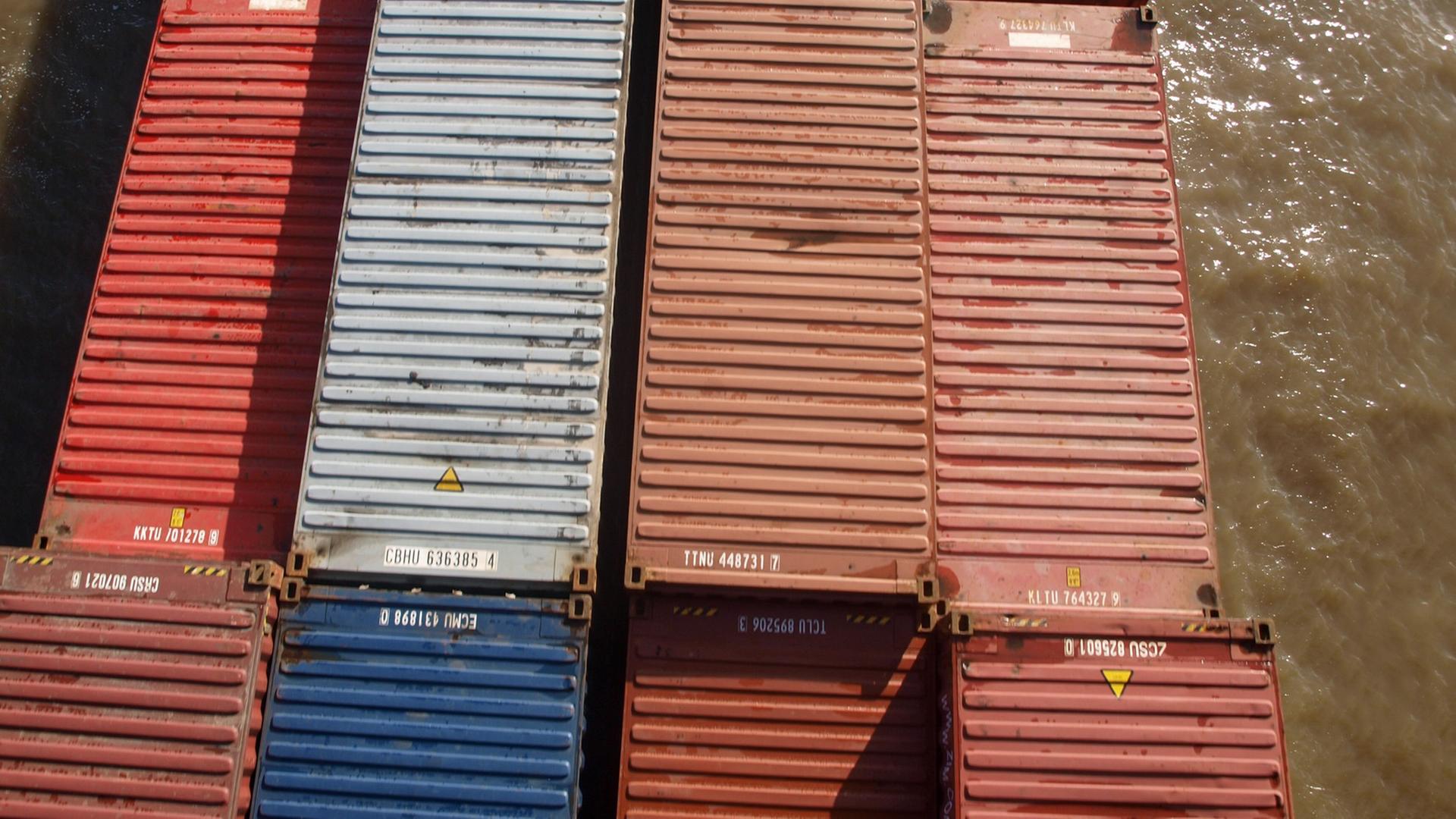Ein Schiff beladen mit Containern Ein Schiff beladen mit Containern