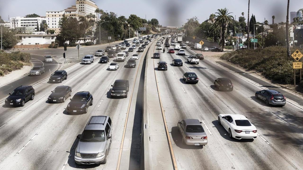 Eine Autobahn in Kalifornien mit dichtem Verkehr. Eine Autobahn in Kalifornien mit dichtem Verkehr.