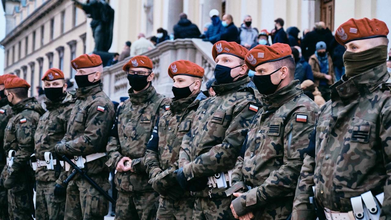 Militär schützt eine katholische Kirche in Warschau, während der Proteste gegen eine Verschärfung des Abtreibungsgesetzes. 