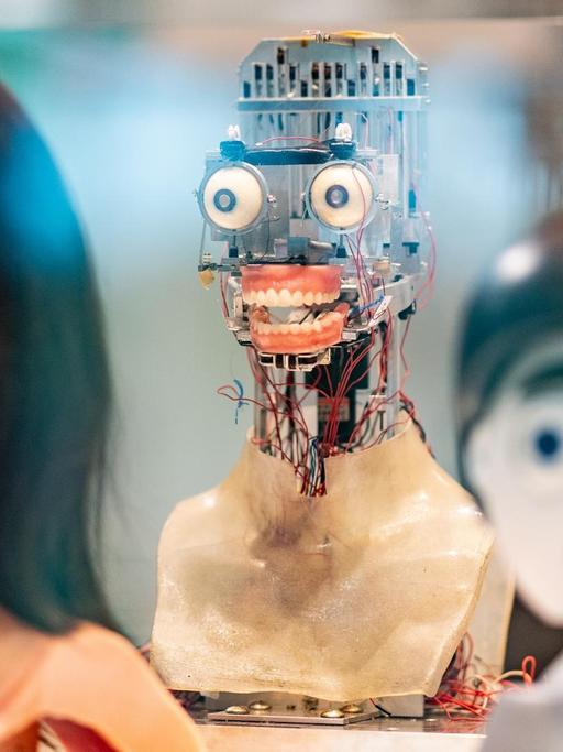 Frühe Werke von menschlich wirkenden Robotern stehen der Ausstellung: "Künstliche Intelligenz und Robotik" im Heinz Nixdorf MuseumsForum