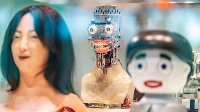 Frühe Werke von menschlich wirkenden Robotern stehen der Ausstellung: "Künstliche Intelligenz und Robotik" im Heinz Nixdorf MuseumsForum