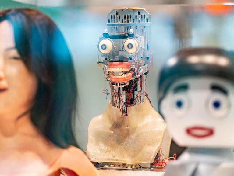 Frühe Werke von menschlich wirkenden Robotern stehen der Ausstellung: "Künstliche Intelligenz und Robotik" im Heinz Nixdorf MuseumsForum