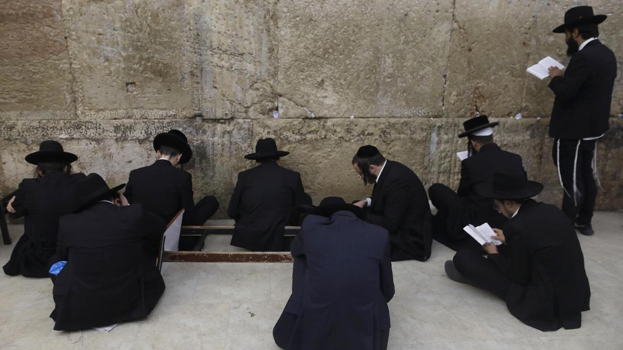 Streng orthodoxe Juden beten an der Klagemauer in der Altstadt von Jerusalem. Streng orthodoxe Juden beten an der Klagemauer in der Altstadt von Jerusalem.