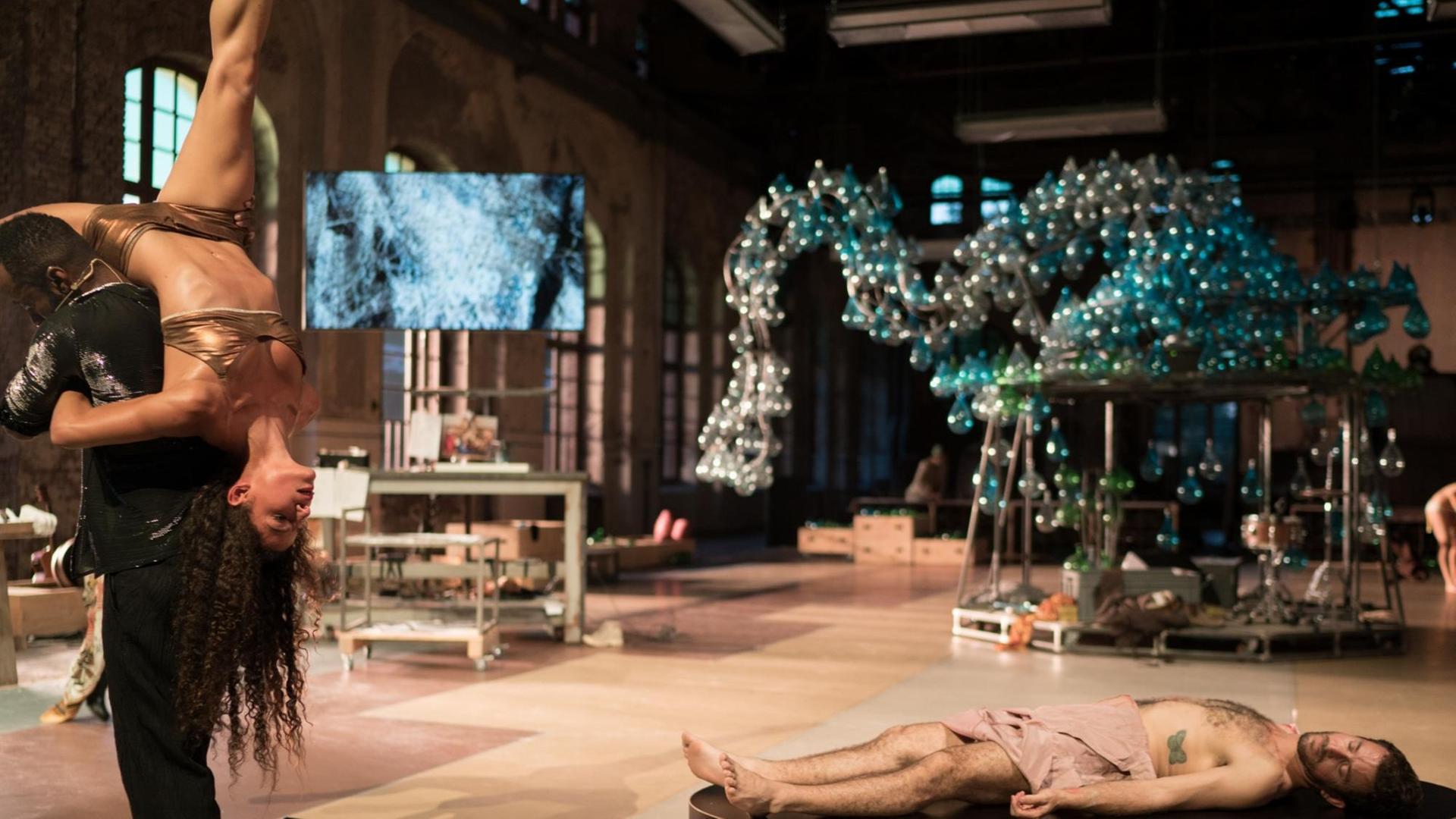 Sarah Lutz getragen von Yonier Camilo Mejia und Elik Niv (liegend) in "All the good" in der Regie von Jan Lauwers mit Needcompany bei der Ruhrtriennale 2019 Sarah Lutz getragen von Yonier Camilo Mejia und Elik Niv (liegend) in "All the good" in der Regie von Jan Lauwers mit Needcompany bei der Ruhrtriennale 2019