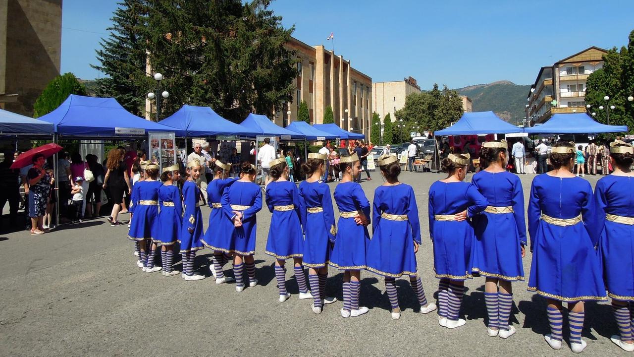 Armenische Kinder in traditioneller Kleidung Armenische Kinder in traditioneller Kleidung