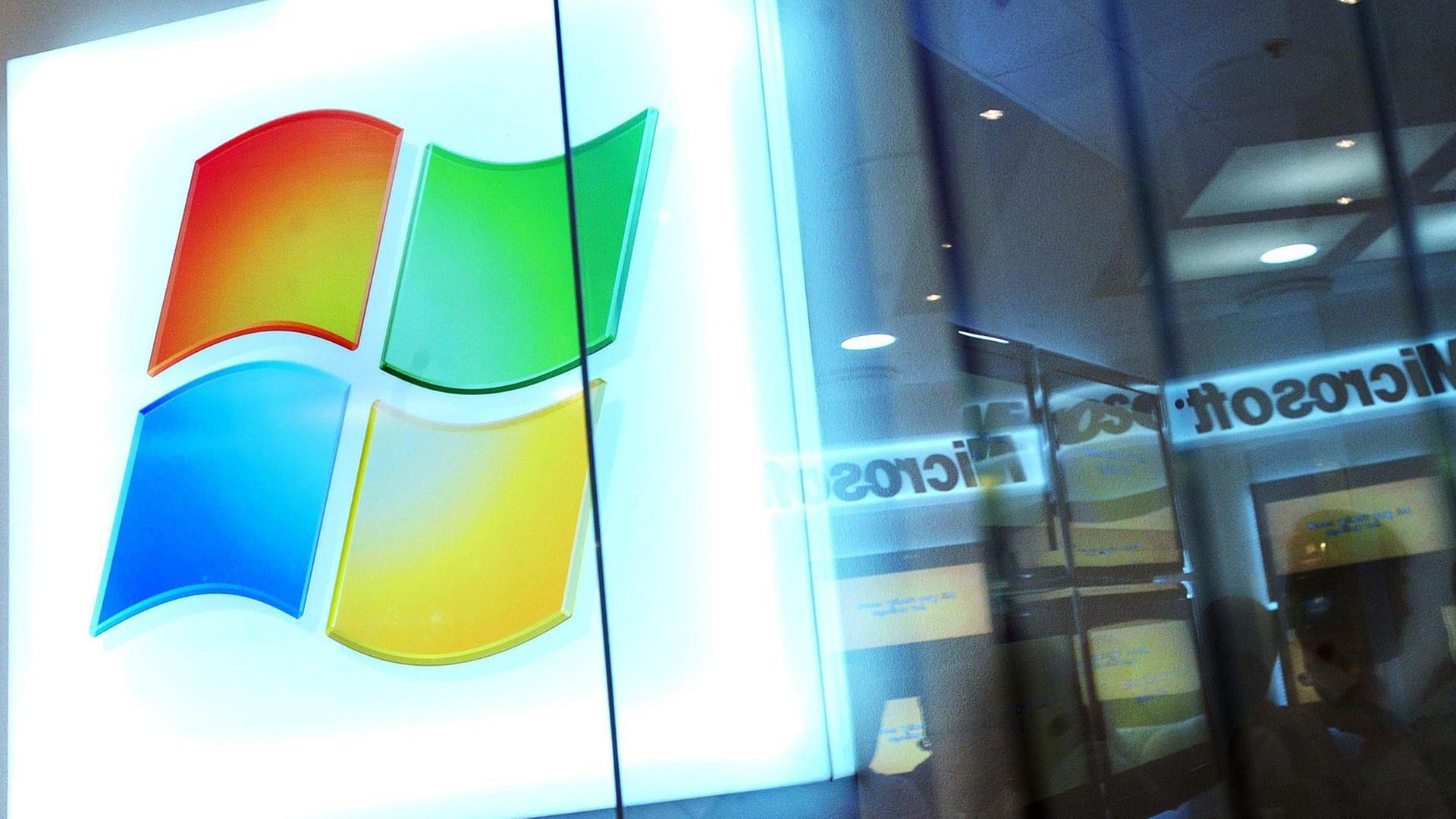 Das Microsoft-Logo gesehen durch eine Fensterscheibe. Das Microsoft-Logo gesehen durch eine Fensterscheibe.